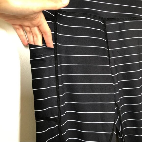 ZYIA Active Black and White Stripe Light n Tight Pocket Capri Size 6-8 - Picture 3 of 6